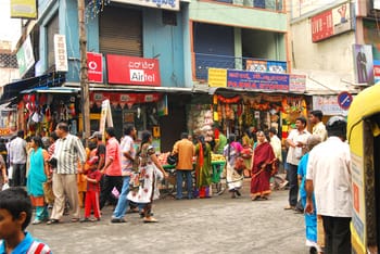 Despite the number of glitzy m
alls and departmental stores, many people still prefer shopping in street markets like this one in Basavanagudi.
