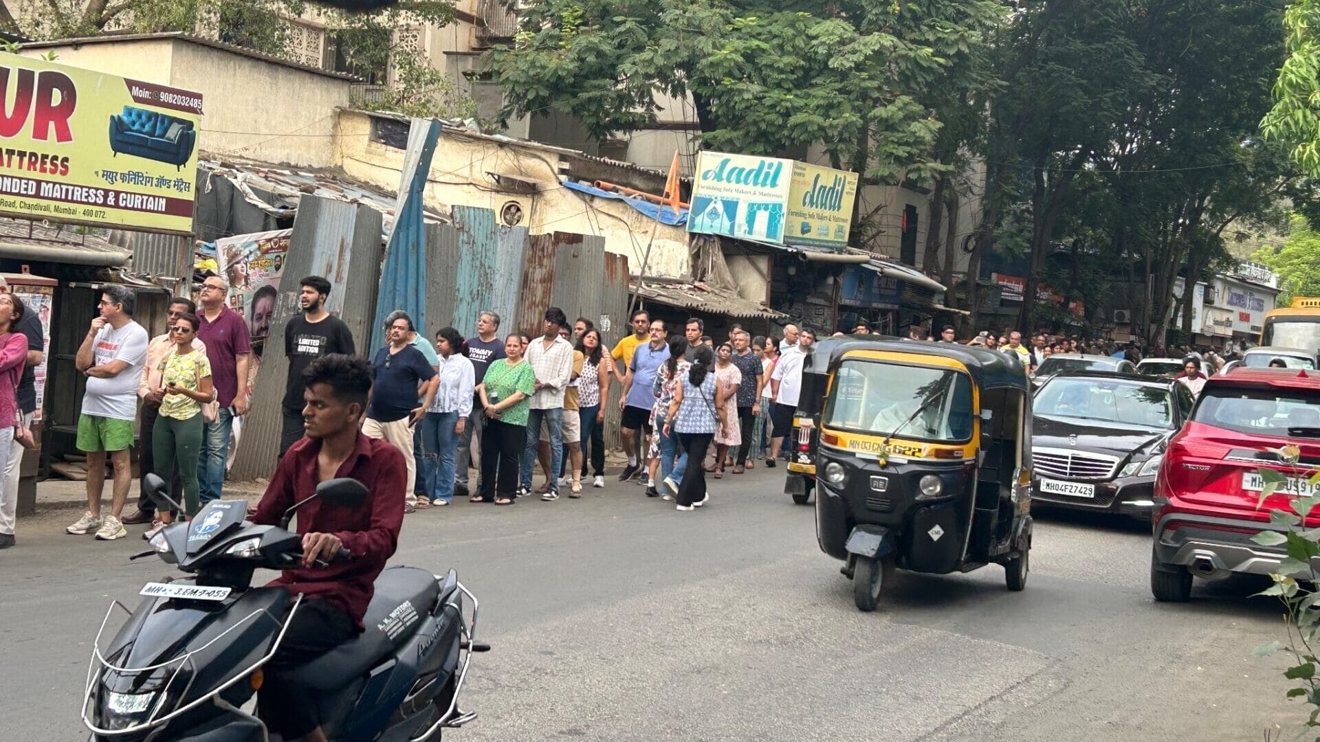 long voting queue in Mumbai 