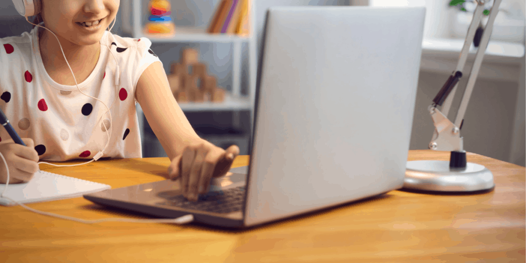 children attending online classes