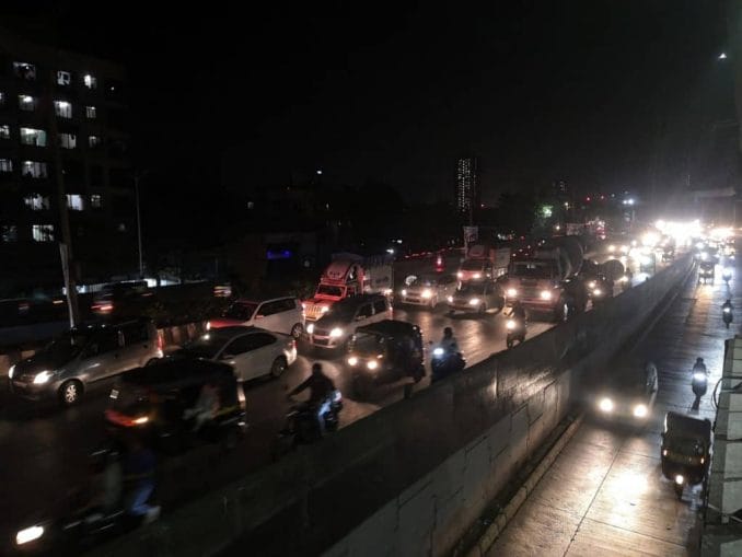 Traffic on the WEH highway next to the Dahisar metro station