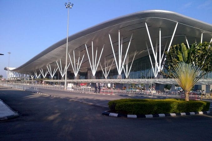 À l'extérieur de l'aéroport international de Kempegowda.  https://en.wikipedia.org/wiki/Kempegowda_International_Airport#/media/File :