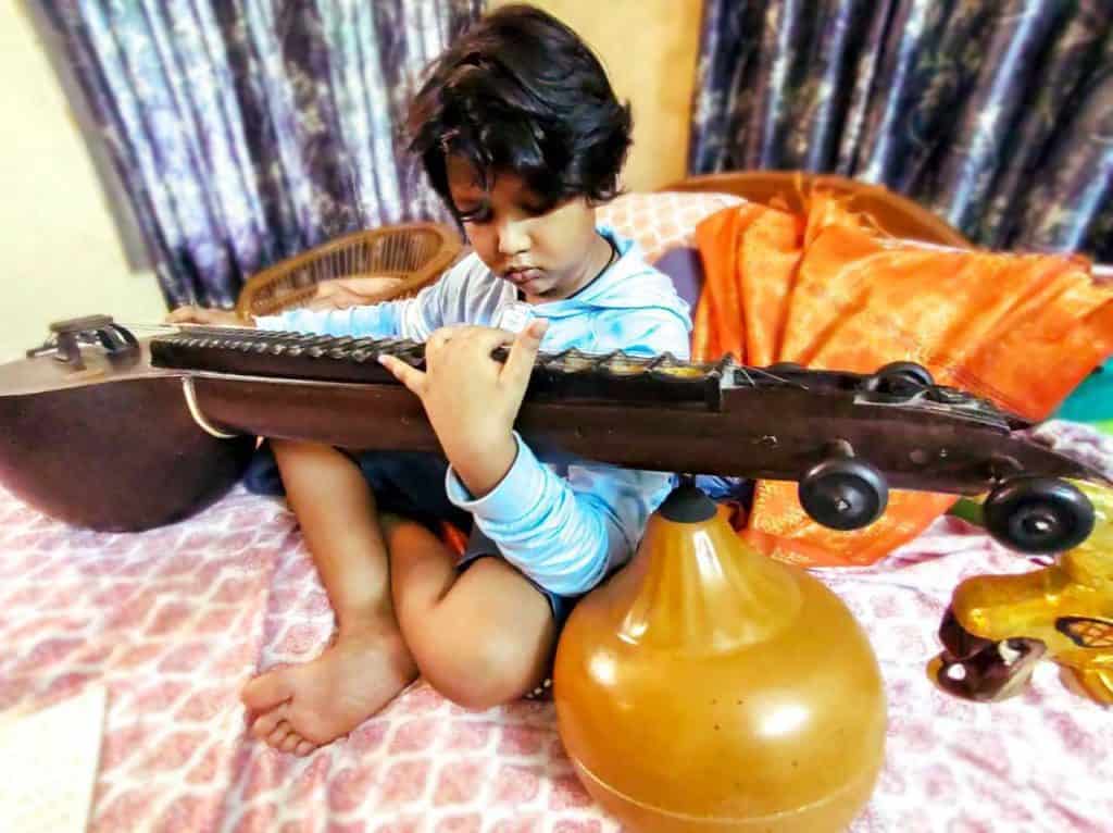 child playing the veena in Chennai 