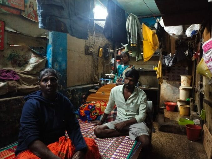 บ้านสองครอบครัวในอาคารทรุดโทรมใน Kannappar Thidal, Chennai