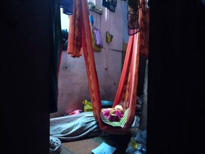 เด็กชายนอนหลับอยู่ในบ้าน 1 ห้องนอนใน Kannappar Thidal